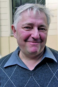 Béla Faragó wurde 1958 in Kiskunfelegyhaza, Ungarn, geboren. Von 1965 bis 1978 besuchte er die Grundschule und das Gymnasium. 1980 übersiedelte Faragó nach Deutschland und studierte an der Akademie der Bildenden Künste in Nürnberg. Von 1981 bis 1983 setzte er sein Studium an der Staatlichen Akademie der Bildenden Künste in Karlsruhe bei Prof. Georg Baselitz fort. 1985–1987 studierte er nochmals in Nürnberg und arbeitete danach als Dozent für Anatomie beim Bildungszentrum der Stadt Nürnberg. Seit 1987 ist Belá Faragó freischaffend als Restaurator sowie als Zeichner und Maler tätig. Er bekam mehrere Kunstpreise und hat zahl­reiche Ausstellungen in Deutschland, in der Schweiz und in Polen.