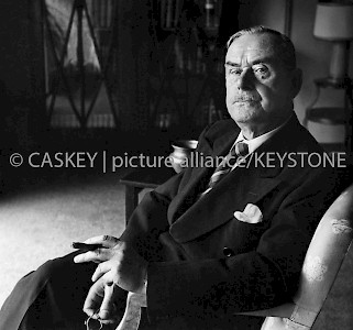 Thomas Mann (1975 bis 1955) war einer der bedeutendsten deutschen Schriftsteller des 20. Jahrhunderts. Für seinen ersten Roman »Buddenbrooks« erhielt er 1929 den Nobelpreis für Literatur.