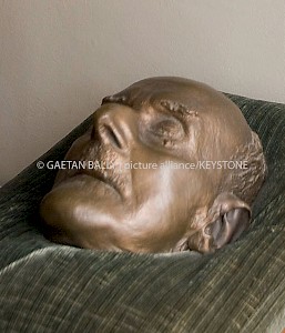 Die Totenmaske Thomas Manns. Sie befindet sich – wie der Schreibtisch oben – im Thomas-Mann-Archiv in Zürich.