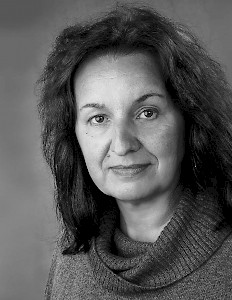 Elke Gloor, Jahrgang 1954, schnitt – auf Anraten ihres AnwaltsWolfgang Putz – am 21. Dezember 2007 in einem Pflegeheim denSchlauch durch, über den ihre Mutter künstlich ernährt wurde. Sie ist Mutter zweier erwachsener Söhne und arbeitet als Verwaltungsangestellte in einer Kasseler Suchtberatungsstelle.