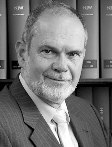 Wolfgang Putz ist seit 1977 Rechtsanwalt und spezialisierte sich aufArzthaftungsrecht und Patientenrechte am Ende des Lebens. Neben seiner anwaltlichen Tätigkeit arbeitet der Verfasserzahlreicher Publikationen als Lehrbeauftragter für Medizinrecht und -ethik an der Ludwig-Maximilians-Universität München.