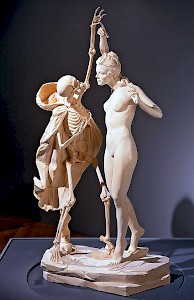 Links: Tobias Haseidl, »Die Versuchung«, Lindenholz, ca. 150 cm, Daetz-Centrum Lichtenstein, 2000/2001.