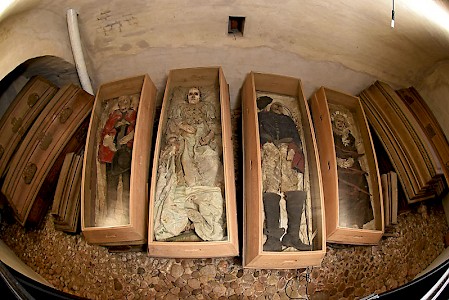 Vier von insgesamt elf Mumien in der Gruft einer Kirche im südostbrandenburgischen Ort Illmersdorf. Links die Überreste von Kaspar Ernst von Normann, 
dem Erbauer der Kirche, der 1748 starb.