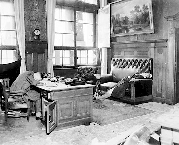 Der Leipziger Stadtkämmerer und Nationalsozialist Kurt Lisso vergiftete sich im April 1945 gemeinsam mit seiner Frau und seiner Tochter mit Zyanid. Foto: US Army Signal Corps, 20. April 1945