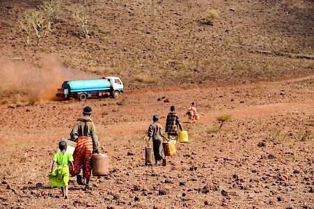 Im Norden Äthiopiens
»Watertrecking« – Eine 
Hilfsorganisation beliefert 
die von der Dürre betroffenen 
Familien mit Trinkwasser.