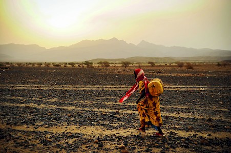 Dürre: Wasser wird in vielen 
Regionen Afrikas knapp. Die Wasserstellen sind fast leer, die Flüsse seit langem ausgetrocknet. Ernten sind ganz ausgeblieben, das verbliebene Wasser ist von außerordentlich schlechter Qualität.