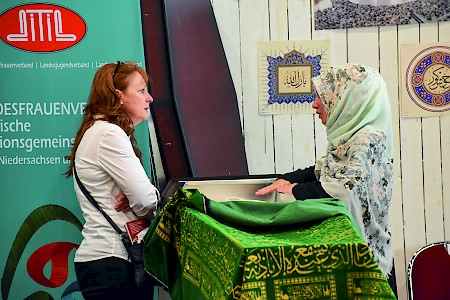 Am Stand des Muslimischen Landfrauen­verbands Niedersachsen