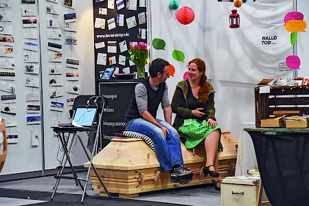 Entspannte Atmosphäre am Stand der Druckerei für Trauerkarten