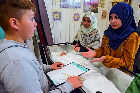 Zahlreiche Schüler und Schülerinnen informierten sich auf der Messe zum Thema Leben und Sterben